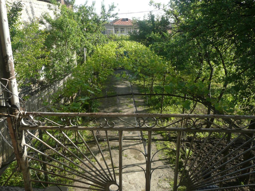 Gvirilas Sakhli Guest House Khashuri Dış mekan fotoğraf